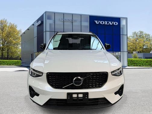 Crystal White 2024 Volvo XC40 B5 Plus Dark Theme
