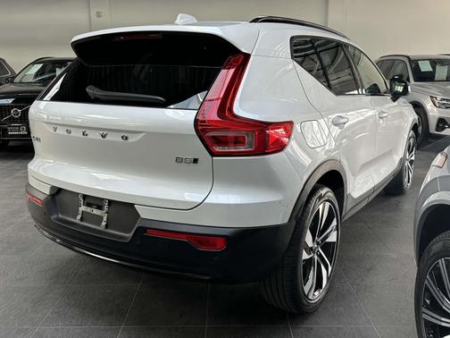 2023 Volvo XC40 B5 AWD Plus Dark