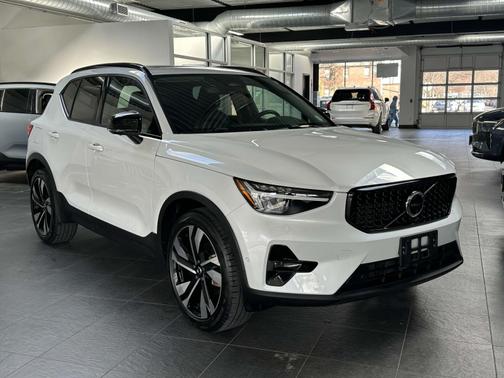 2023 Volvo XC40 B5 AWD Plus Dark