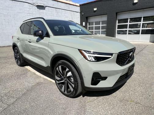 2024 Volvo XC40 B5 Plus Dark