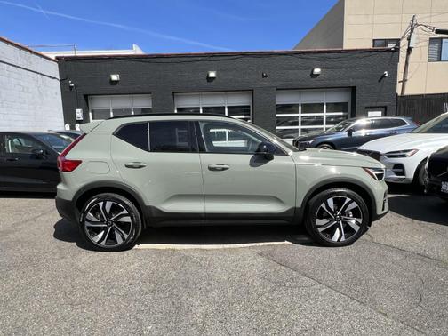 2024 Volvo XC40 B5 Plus Dark