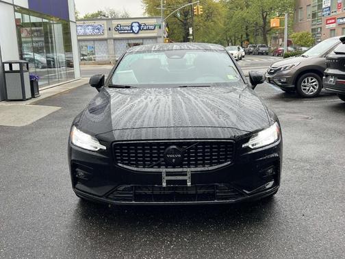 Onyx Black Metallic 2024 Volvo S60 B5 Plus Black Edition