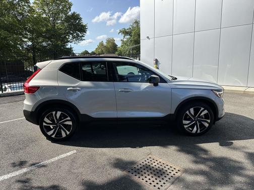 2023 Volvo XC40 B5 AWD Plus Dark