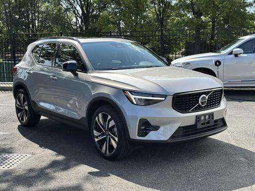 2023 Volvo XC40 B5 AWD Plus Dark