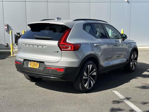 2023 Volvo XC40 B5 AWD Plus Dark