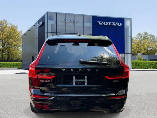 Onyx Black Metallic 2022 Volvo XC60 B5 Momentum