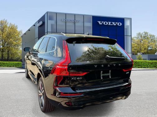 Onyx Black Metallic 2022 Volvo XC60 B5 Momentum