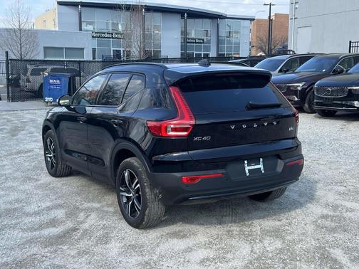 Onyx Black 2026 Volvo XC40 B5 Core