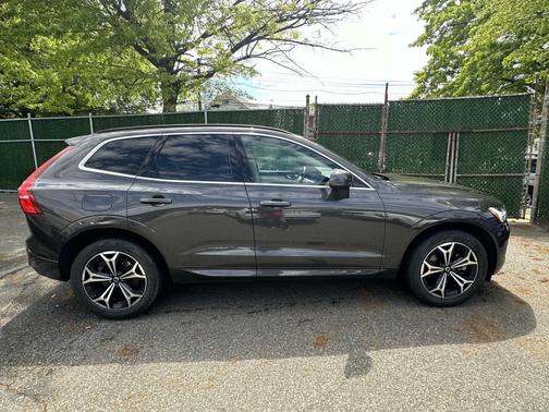 2022 Volvo XC60 B5 AWD Momentum