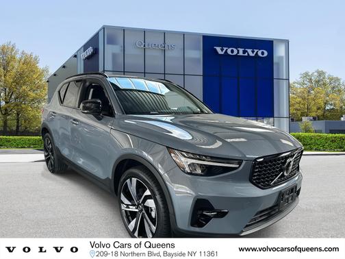 2023 Volvo XC40 B5 AWD Plus Dark