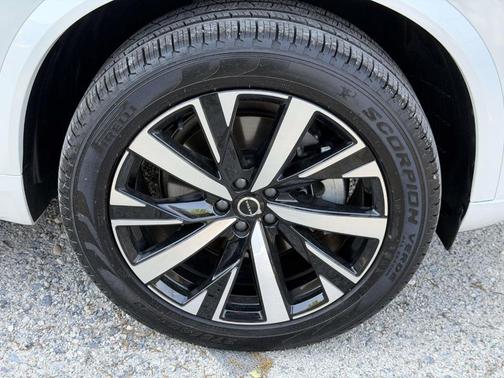 Crystal White Pearl 2026 Volvo XC90 B6 Core