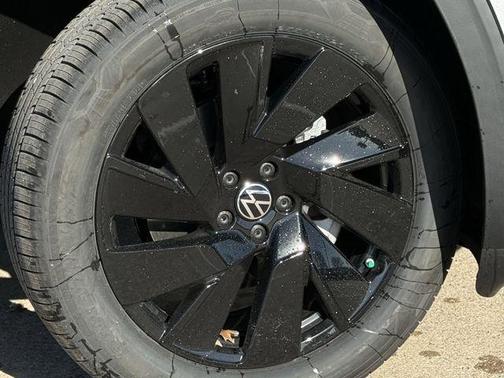 Silver Mist Metallic 2026 Volkswagen Atlas 2.0T SE W/TECHNOLOGY