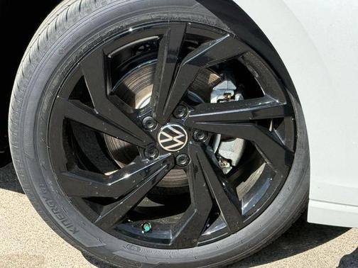 Opal White Pearl 2026 Volkswagen Jetta 1.5T SE