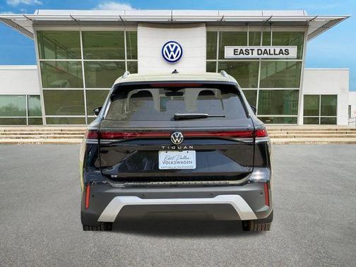 Deep Black Pearl Effect 2026 Volkswagen Tiguan 2.0T SE