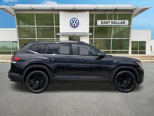 Deep Black Pearl Effect 2023 Volkswagen Atlas 3.6L SE w/Technology