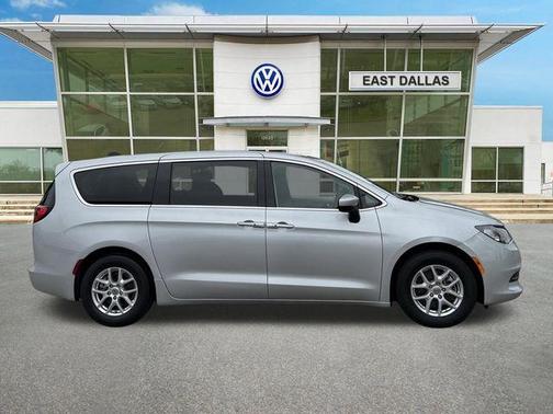 Silver Mist Clearcoat 2023 Chrysler Voyager LX