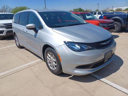 Silver Mist Clearcoat 2023 Chrysler Voyager LX