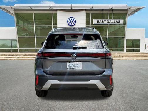Platinum Gray Metallic 2025 Volkswagen Tiguan 2.0T SE
