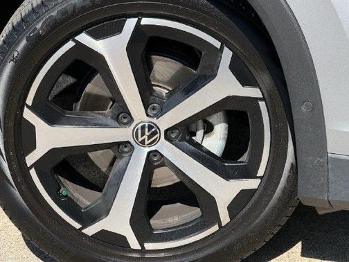 Pyrite Silver Metallic 2026 Volkswagen Tiguan 2.0T SE