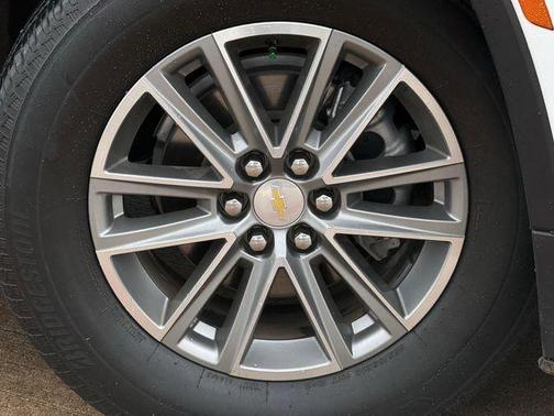 Summit White 2023 Chevrolet Traverse LT Cloth