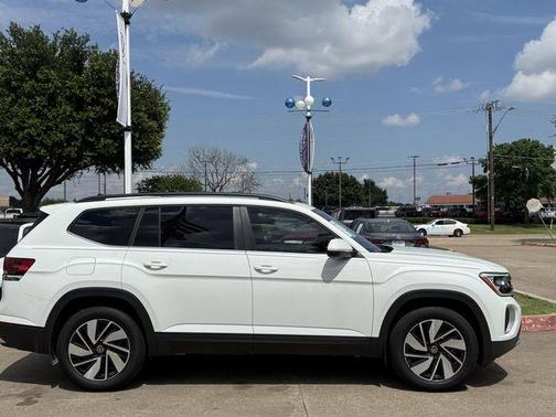 Pure White 2025 Volkswagen Atlas 2.0T SE w/Technology