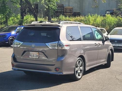 2020 Toyota Sienna SE