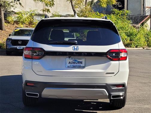 2025 Honda Pilot Touring 8-Passenger