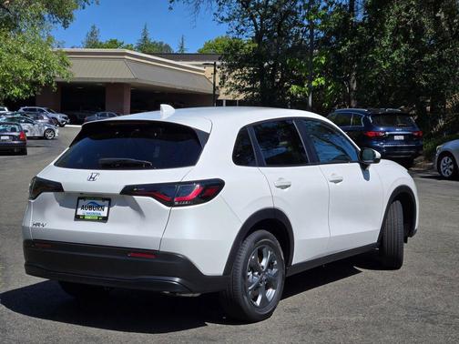 Platinum White Pearl 2026 Honda HR-V LX
