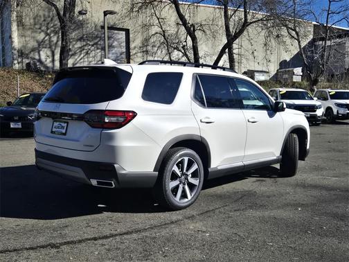 2025 Honda Pilot Touring 8-Passenger