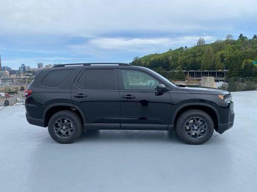 Crystal Black Pearl 2026 Honda Pilot TrailSport