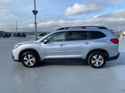 Ice Silver Metallic 2022 Subaru Ascent Premium 8-Passenger
