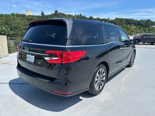 Crystal Black Pearl 2024 Honda Odyssey EX-L