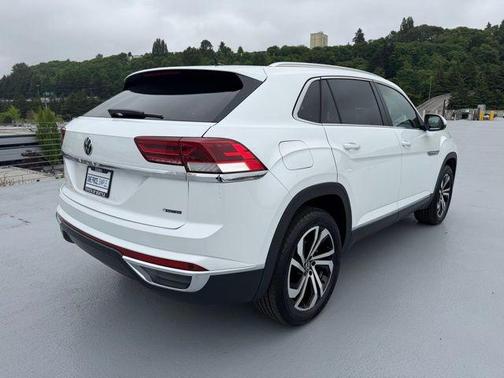 Opal White Pearl Effect 2023 Volkswagen Atlas Cross Sport 2.0T SEL