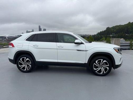 Opal White Pearl Effect 2023 Volkswagen Atlas Cross Sport 2.0T SEL