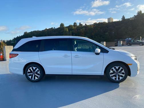 Platinum White Pearl 2026 Honda Odyssey EX-L