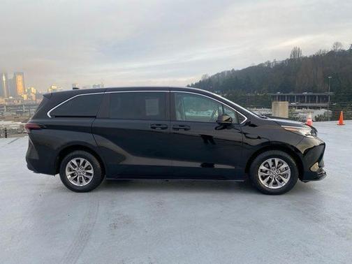 2023 Toyota Sienna LE