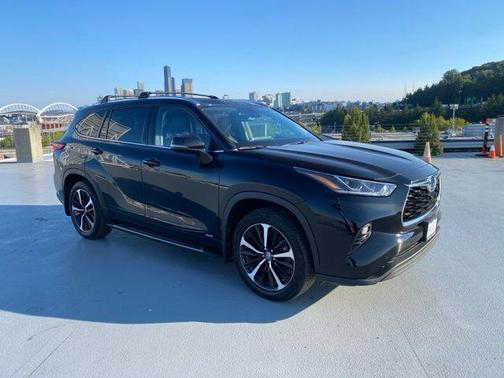 Midnight Black Metallic 2023 Toyota Highlander Hybrid Limited