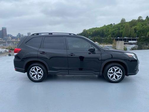 Crystal Black Silica 2024 Subaru Forester Premium