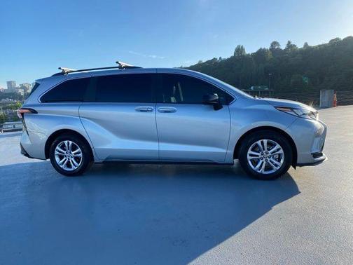 Celestial Silver Metallic 2022 Toyota Sienna XSE 7 Passenger
