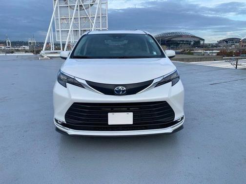 2024 Toyota Sienna XLE