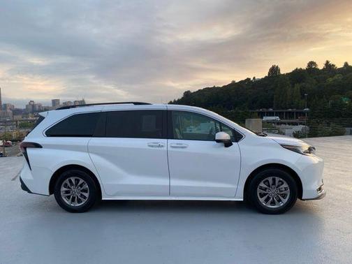 2023 Toyota Sienna XLE