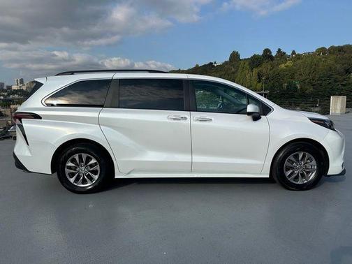 2024 Toyota Sienna XLE
