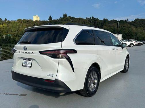 2024 Toyota Sienna XLE