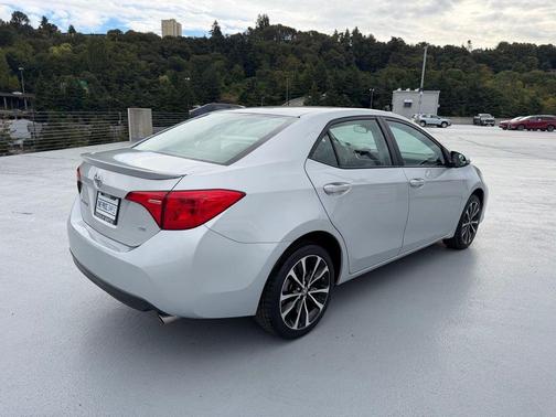 Classic Silver Metallic 2017 Toyota Corolla SE