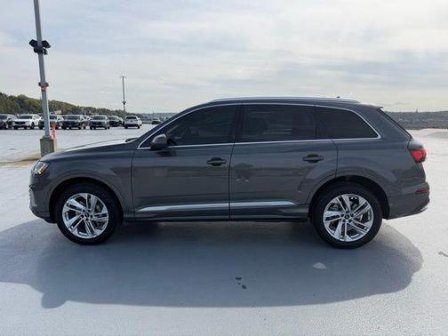 2023 Audi Q7 45 Premium Plus