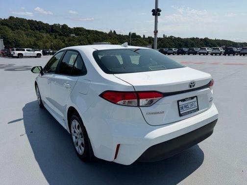 Ice 2024 Toyota Corolla Hybrid LE