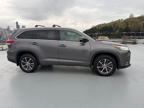 Predawn Gray Mica 2017 Toyota Highlander XLE