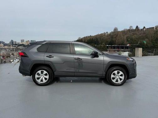 Ice 2023 Toyota RAV4 LE