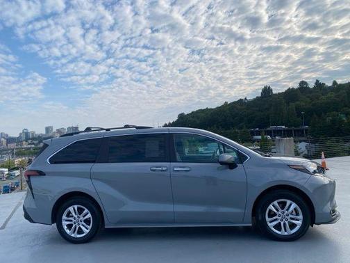 2022 Toyota Sienna XLE Woodland Edition