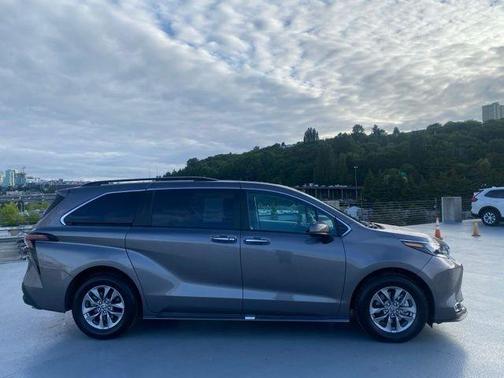 2024 Toyota Sienna XLE